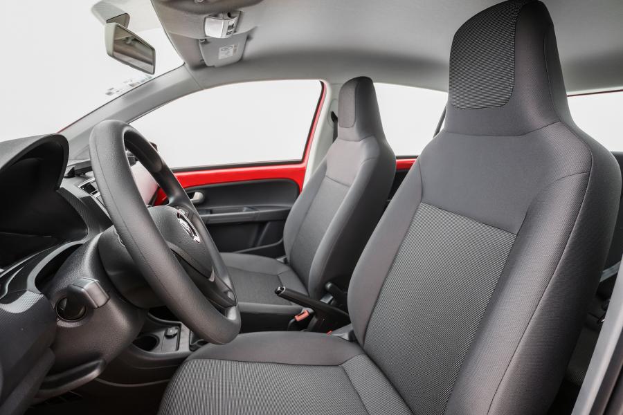 Интерьер Volkswagen up! MPI 2017 года  (LA) (фото 3 из 5)